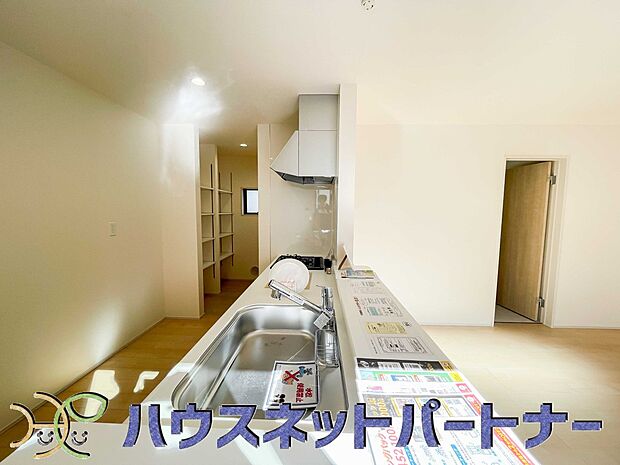 カウンターがあると配膳が楽なことがメリットの一つ。後片付けをするときも、ダイニングテーブルからあまり動かずに流し台へ運ぶことができるので便利です♪