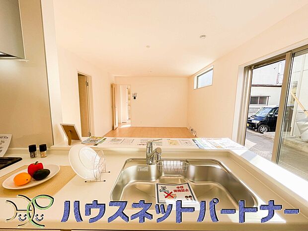 家族の様子を見ながらキッチンでお料理。一日の出来事を会話しながらの家事は嬉しいコミュニケーション。