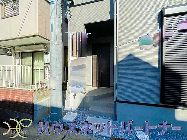 玄関前に季節のお花を置いて可愛く演出してみてはいかがですか。楽しいお家造りが待っています。