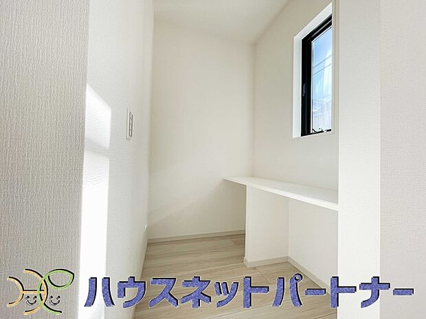 リビングにはスタディーカウンターを設置。お子様の勉強机やワークスペースとしても利用できます。