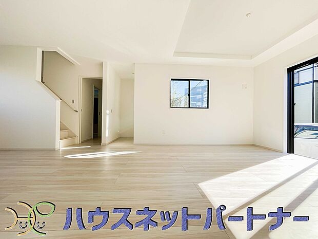 階を移動する際にリビングを通る、リビングイン階段。自然なかたちで家族が集まるため、お子様の個室が2階にある場合でも、毎日の挨拶や会話が増えやすくなります。