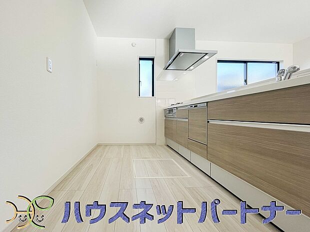 明るい自然光が入る作業スペースを多くとったキッチン採用。夫婦揃ってキッチンに立っても調理がしやすく、家事をしながら会話も弾みます。食器類もすっきりと片付く収納力。