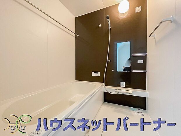 高級感溢れるカラーと大きさ・柔らかな曲線で構成された半身浴も楽しめるバスタブが心地よさをもたらします。