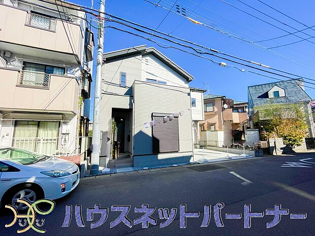 街に溶け合う美しい景観と、採光や風通しを考えて設計された間取り。近隣の視線を考え調整した窓位置など、外観だけでなく、住まうご家族の心地よさを最優先しました。