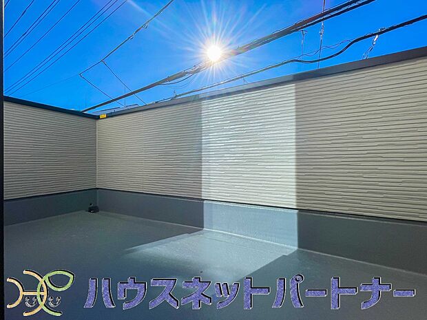 バルコニーはお洗濯物干しだけではもったいない。プランター栽培もできる程の広さです。