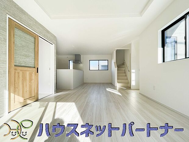 リビングは、食事スペースと寛げる場所設けてもまだ余裕の広さ。明るい光が照らしてくれます。