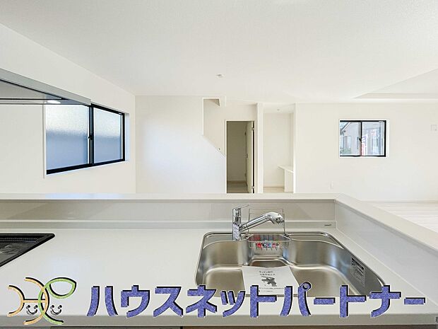 家族の様子を見ながらキッチンでお料理。一日の出来事を会話しながらの家事は嬉しいコミュニケーション。