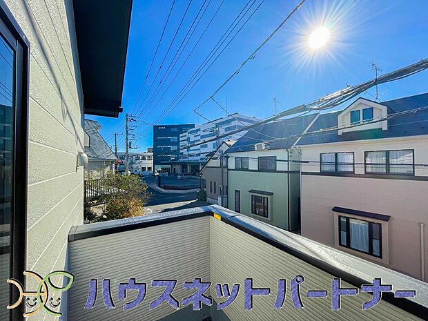 周辺は高い建物が無く、解放感が感じられます。