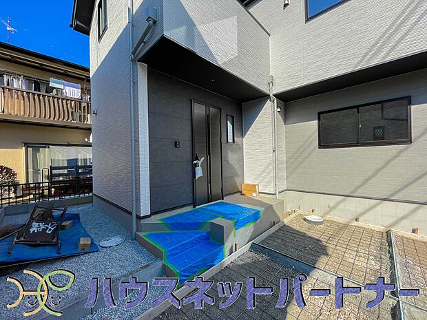 玄関の扉を開けるとそこは家族の待つお家。笑い声が聞こえてきそう。