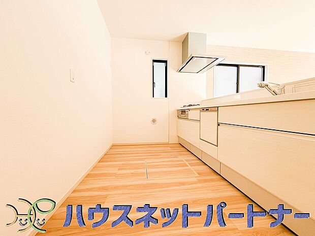 カウンターキッチンは広くて収納力もあるので、快適に料理をすることができます。食器や炊事用具を手の届くところに配置しやすいため調理もスピーディーです。