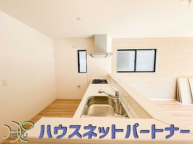 キッチン吊戸棚を無くす事によって、コミュニケーションを重視した設計に致しました。区画によって変わる一体感を、実際にご覧になって頂けましたらと思います。 