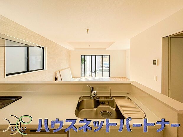 カウンターキッチンなら、リビングで遊ぶ子供の様子を見ながら料理ができるので安心です。料理を運んでもらったり、子供にお手伝いしてもらいやすいのもいいですね。