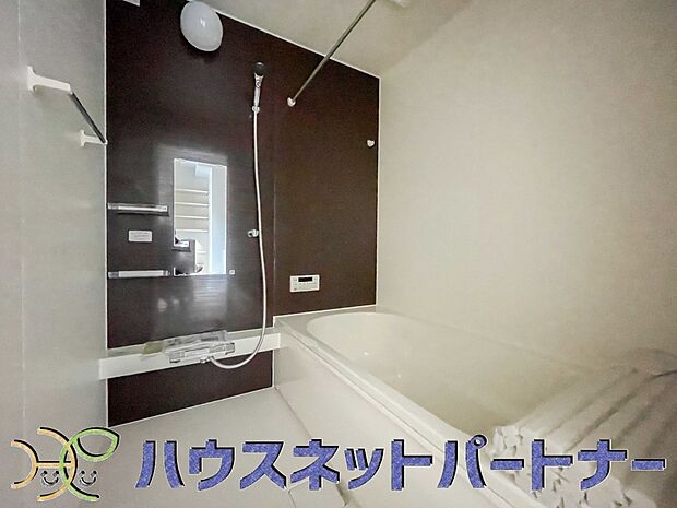 心地よいバスタイムを演出する浴室はゆとりあるサイズを採用。保温機能付き、汚れをはじく有機ガラス系の新素材を採用した浴室。美しく機能的な設備を採用。