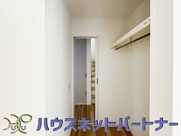 たくさんの洋服をかけてもシワになりにくいウォークインクローゼット。洋服以外にも、普段使わない家電やスーツケース、ストック品など何でも片付く嬉しい空間です。