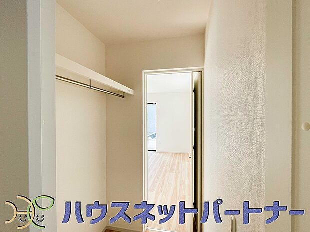 壁面クローゼットのメリットは、衣類が横一列に並ぶためひと目で洋服が選びやすいこと。衣類をたくさんお持ちの方も、限られたスペース内に無理なく収納することができます。