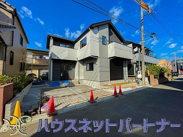 街に溶け合う美しい景観と、採光や風通しを考えて設計された間取り。近隣の視線を考え調整した窓位置など、外観だけでなく、住まうご家族の心地よさを最優先しました。