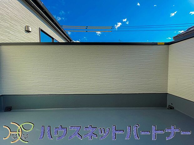 青い空が近くに感じるバルコニーは、爽やかな風をお部屋へ運んでくれます。