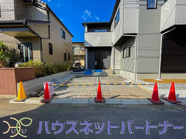 ゆったりとした駐車スペースを確保いたしましたので、大きめのお車でも駐車可能です。自転車やバイクなど、ゆとりのある敷地で置き場所に困ることはないでしょう。