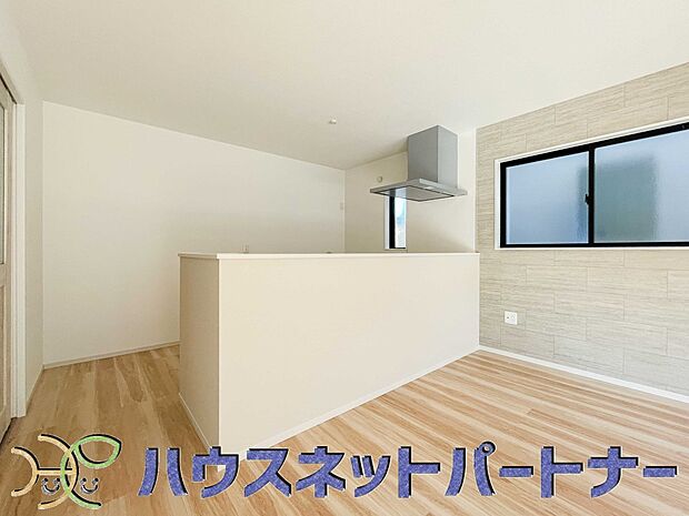 明るく開放的なオープンキッチン。家族とのコミュニケーションが取りやすく、みんなの笑顔が溢れます。