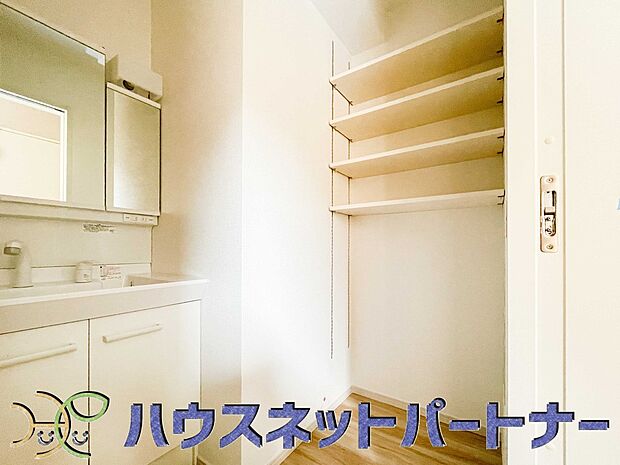 タオルやパジャマ、下着、掃除用品などランドリーに置きたいアイテムを一気に収納してくれる、あると便利サニタリー収納。