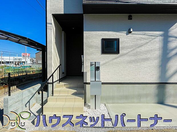 玄関はおうちの顔と言われます。玄関アプローチは、外観デザインの印象を左右します。ご家族の個性を出しながら、素敵な玄関でお客様をお迎えしてください。