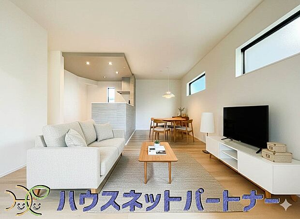 17帖のLDKは広々。光彩豊かでリラックスした空気がお部屋全体に広がります。