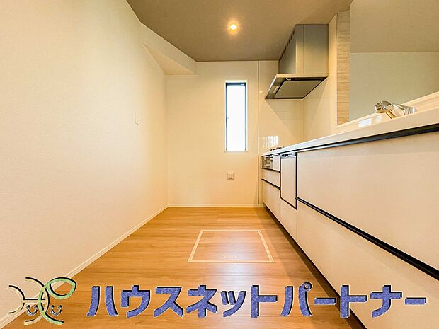 明るい自然光が入る作業スペースを多くとった壁付けキッチン採用。夫婦揃ってキッチンに立っても調理がしやすく、家事をしながら会話も弾みます。食器類もすっきりと片付く収納力。