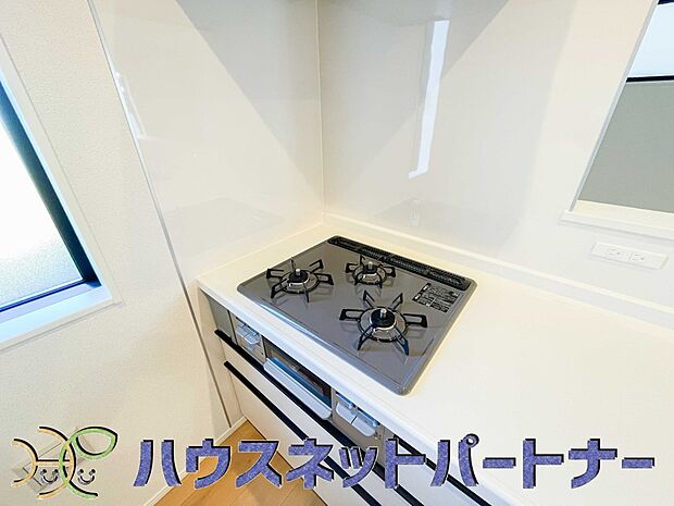 三口コンロで料理の幅を拡げてくれる使いやすいシステムキッチンを採用。洗い場も大きいので野菜や食器を洗ったりする際にも捗り、奥様の強い味方となってくれるはずです。