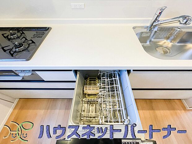 ビルトイン食器洗乾燥機完備。家事のお手伝いをしてくれる奥様の味方です。食器を洗っている間にお掃除など、様々なシーンで家事の時短に役立つ食洗機。省スペースのビルトインタイプを採用致しました。