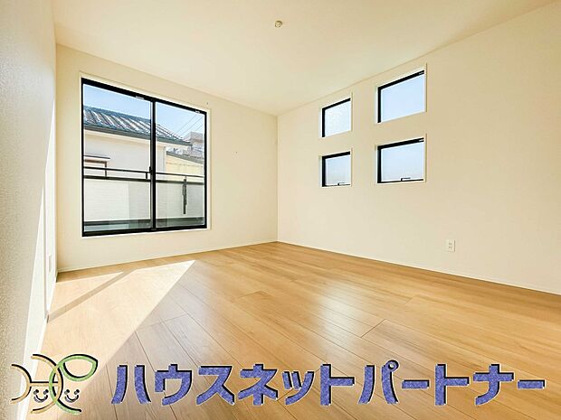 柔らかな日差しが入る洋室は落ち着いた雰囲気のお部屋です。ベッドを置いてゆったりと心も体も休まるお部屋へ。