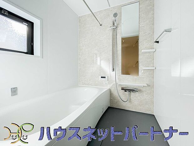 冬場にはヒヤッとしないように暖房機能、梅雨の時期には乾燥等、機能的で清潔感溢れる浴室。快適・清潔な空間で心も体もオフになる時間を楽しむことが可能です。