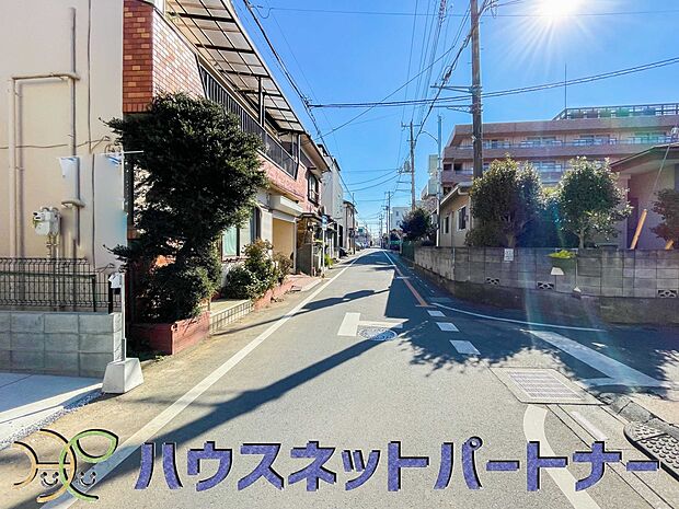 前面道路は5mあり広いので駐車も楽ちん。