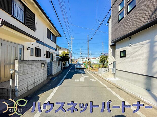 都会的な、ハイセンスな時間とともに、対照的な成熟した街並みを併せ持つことも、この邸宅の大きな特徴です。完成した現地をご体感下さい。