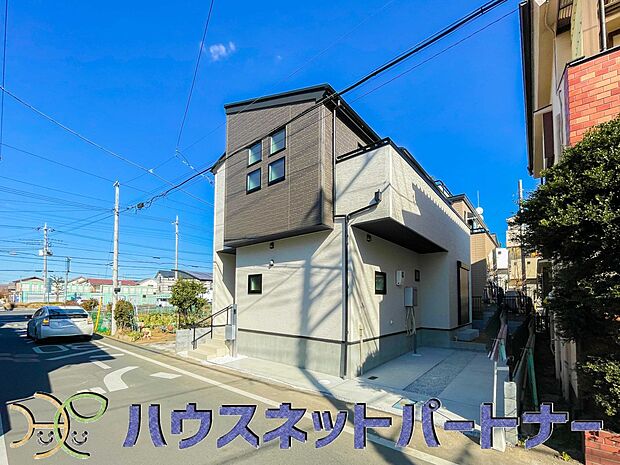 堂々たる趣ながら、主張し過ぎずどこか余裕を感じさせるシャープなフォルムで佇む邸宅は、晴天の空と照らし合わせる事で、本来あるべき完成形の姿を見せてくれます。