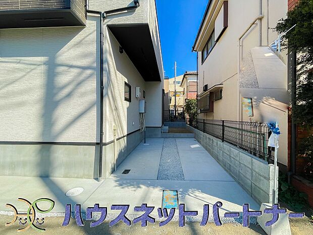 通勤や家族の送迎など、毎日の生活にマイカーが欠かせない方にとって駐車場は大事な条件。敷地内にカースペースがあれば、お出かけやお買い物の際の搬入出もらくらくです。