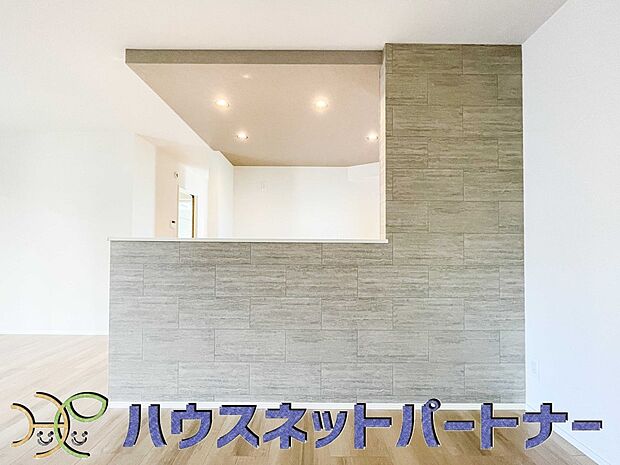 忙しい朝でも家族揃って食事をして頂ける、ゆとりある大きさのダイニングスペース。奥様の手料理をカウンター越しに受けとって頂き、テーブルで囲む素敵な時間を存分にお愉しみ下さい。