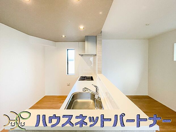 人工大理石のワークトップやシンクは、水を流しただけできれいになったように見えます。白いキッチンは明るく清潔感があり、とっても素敵です。