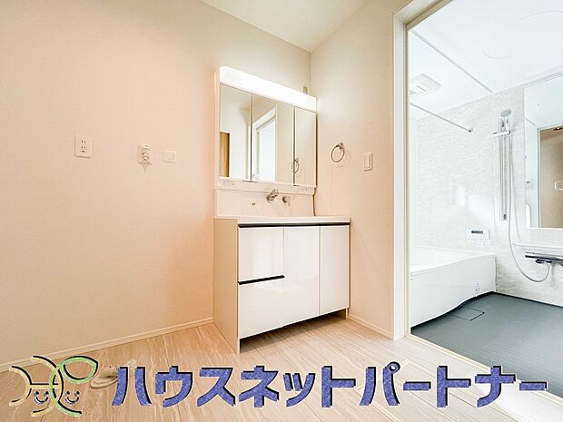 広い脱衣所、洗面台も大きなサイズを設置。戸建では見ない広さと解放感。