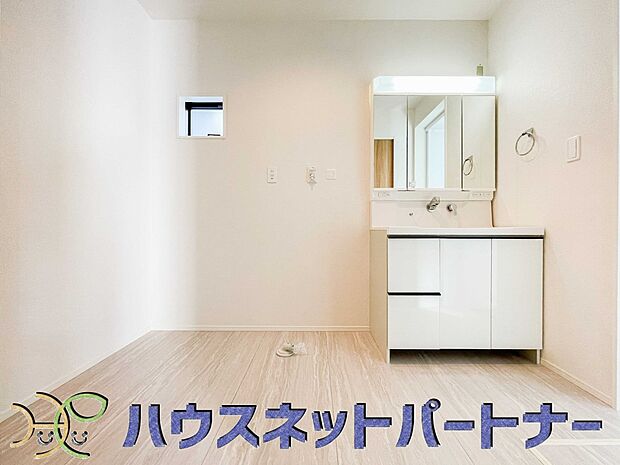 毎日使う洗濯機。しっかりと奥行きのある置き場が確保されています。