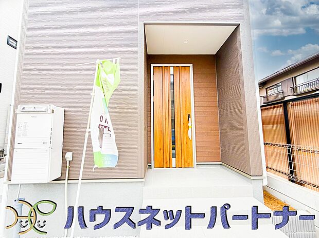 上質感漂う玄関へのアプローチ。居住者の帰り、訪れる方を優しく迎える・安らぎに満ちた生活空間を予感させる。健やかな暮らしを楽しめそう。