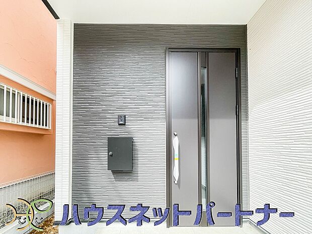 玄関前に季節のお花を置いて可愛く演出してみてはいかがですか。楽しいお家造りが待っています。