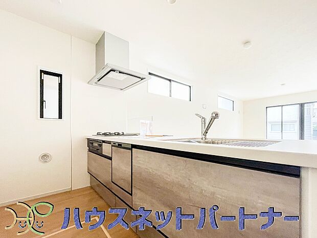 キッチン吊戸棚を無くす事によって、コミュニケーションを重視した設計に致しました。区画によって変わる一体感を、実際にご覧になって頂けましたらと思います。