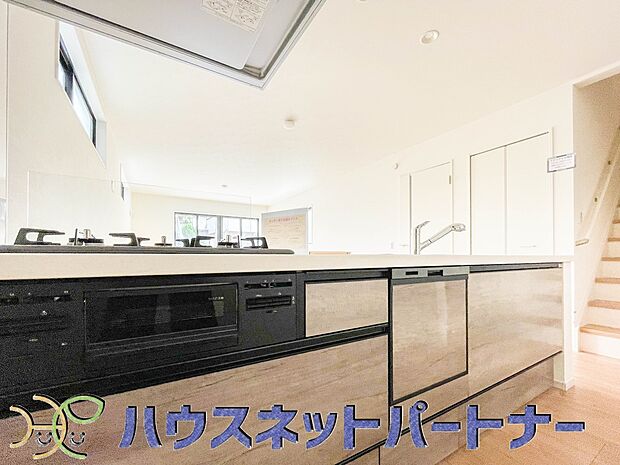 三口コンロで料理の幅を拡げてくれる使いやすいシステムキッチンを採用。洗い場も大きいので野菜や食器を洗ったりする際にも捗り、奥様の強い味方となってくれるはずです。