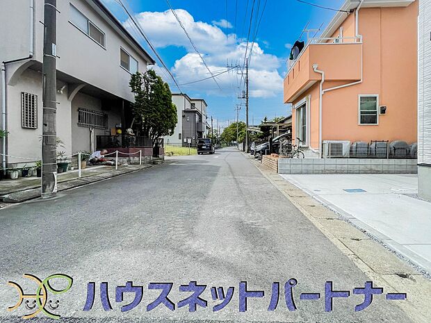 前面、公道6mにつき、お車を駐車するのも楽々。広い道路なのでお子様の通学も安心ですね。