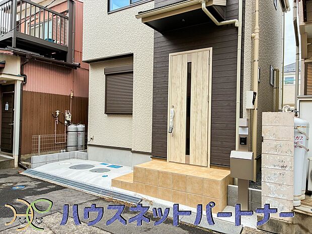 玄関の扉を開けると家族の待つお家。幸せを感じる瞬間です。