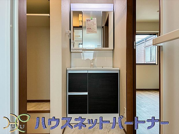 明るい清潔感のある洗面所は、鏡も大きくシンクが広々。朝の支度も楽にこなせます。