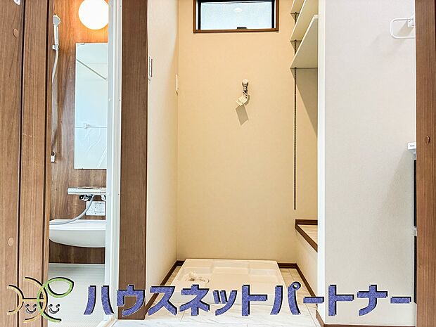 洗濯パン完備。万が一洗濯機から水があふれ出た場合でも、この洗濯パンが受け止め、階下への水漏れも防いでくれるので安心ですね。