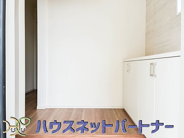 玄関扉を開くとゆったりとした空間。この感動を現地で是非体感してみて下さい。