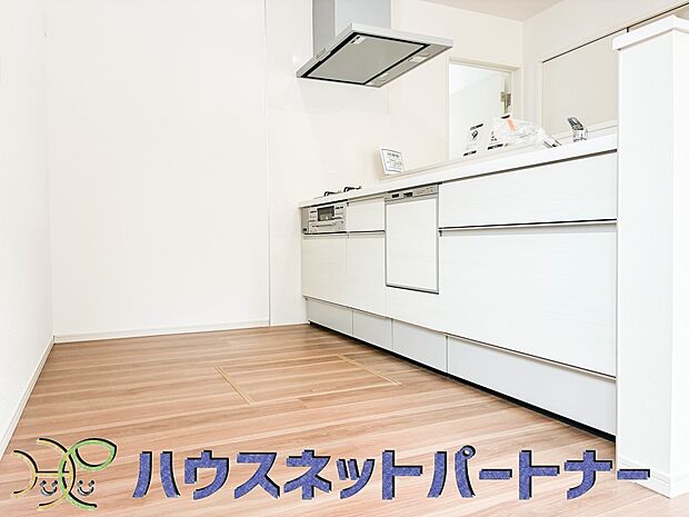 カウンターキッチンは広くて収納力もあるので、快適に料理をすることができます。食器や炊事用具を手の届くところに配置しやすいため調理もスピーディーです。