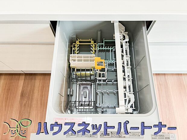 ビルトイン食器洗乾燥機完備。家事のお手伝いをしてくれる奥様の味方です。食器を洗っている間にお掃除など、様々なシーンで家事の時短に役立つ食洗機。省スペースのビルトインタイプを採用致しました。